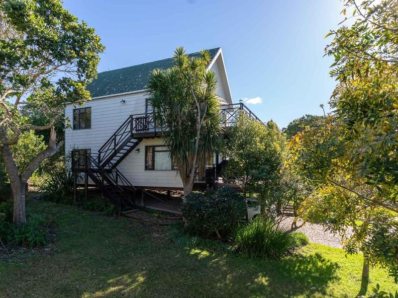Perfect for a weekend getaway, permanent residence, or holiday home! - Photo 1