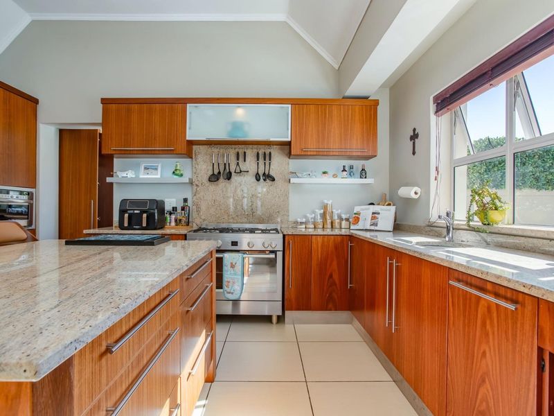 Luxury 3 Bedroom Home to rent in Boschenmeer Golf Estate - Photo 7
