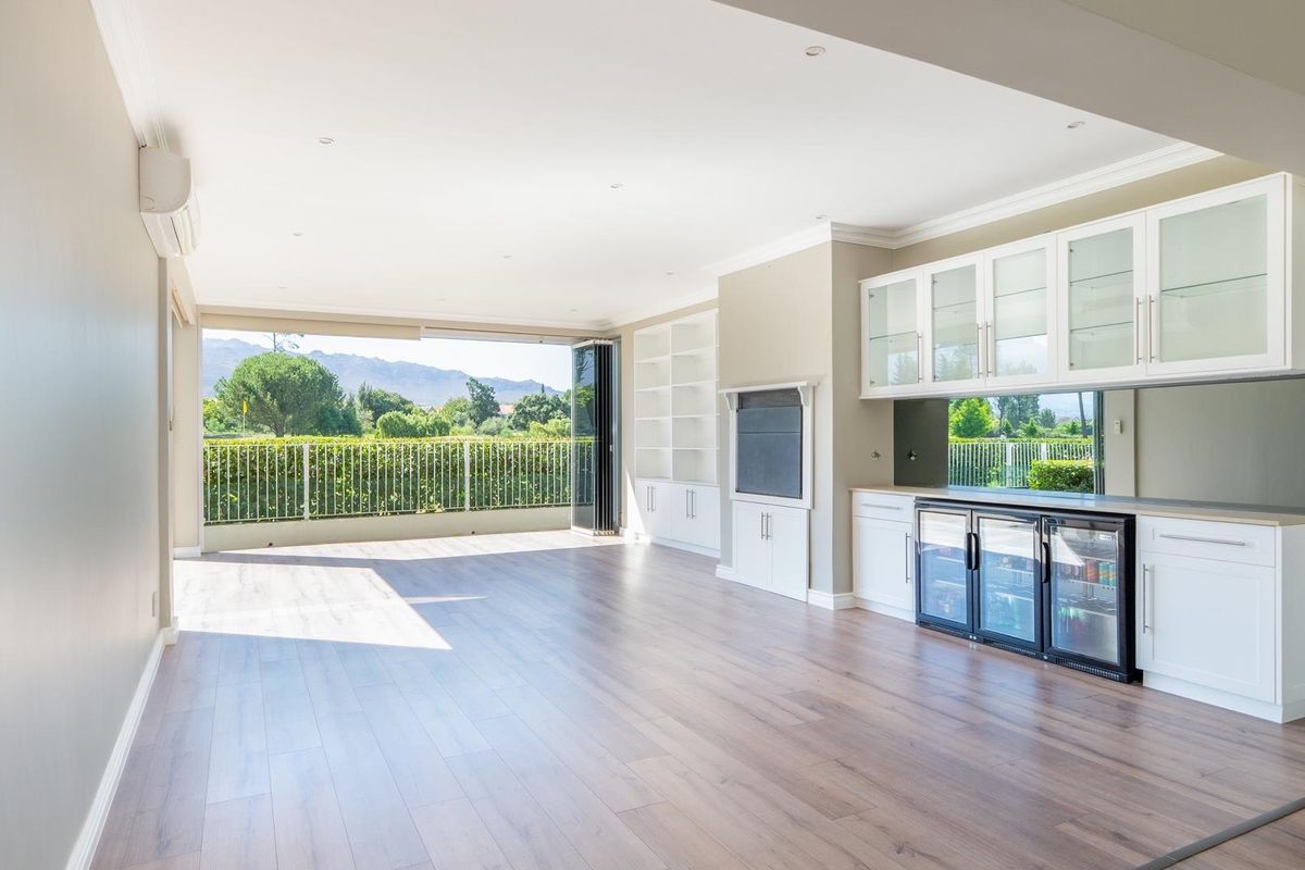 Luxury 3 Bedroom Home to rent in Boschenmeer Golf Estate - Photo 4