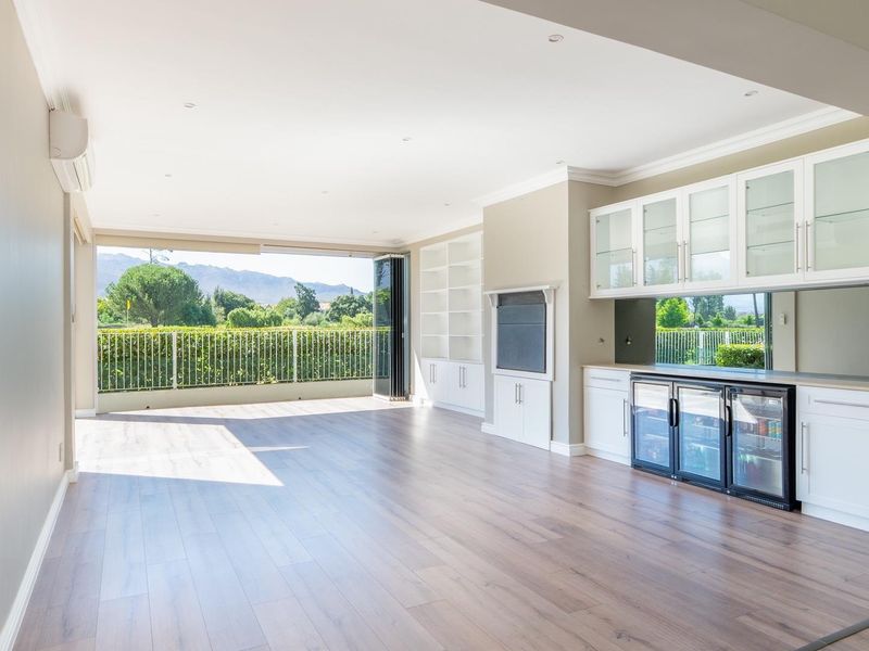 Luxury 3 Bedroom Home to rent in Boschenmeer Golf Estate - Photo 4