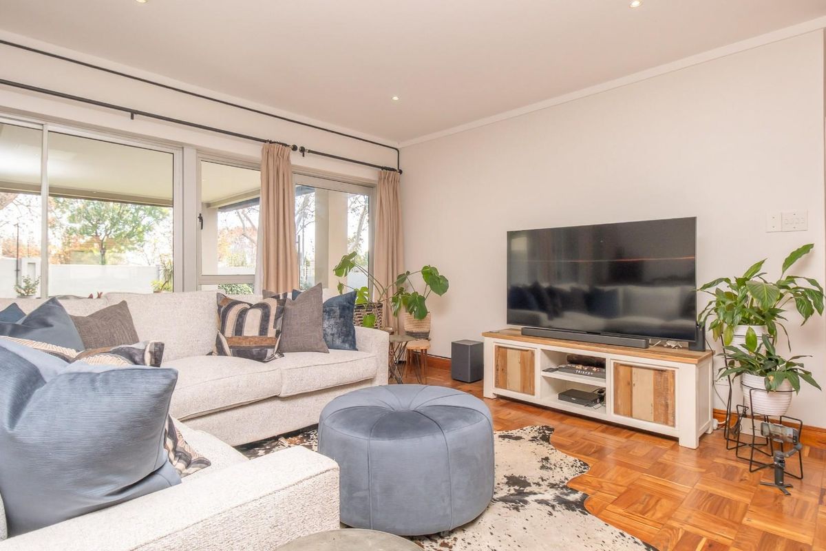 Spacious and secure 3 bedroom, 2 bathroom  house in proximity to Rosebank CBD and Parkhurst lifestyl - Photo 5