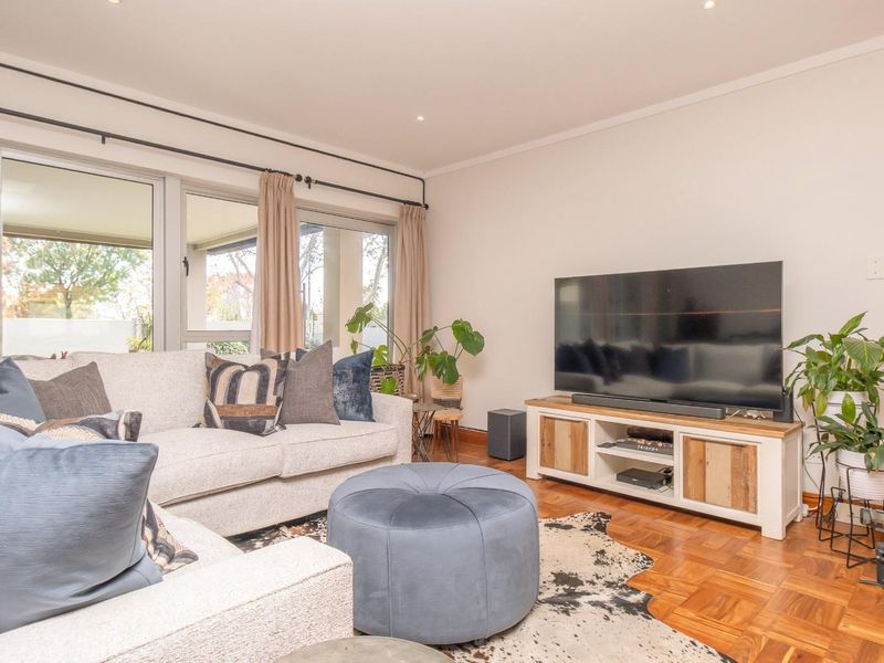 Spacious and secure 3 bedroom, 2 bathroom  house in proximity to Rosebank CBD and Parkhurst lifestyl - Photo 5