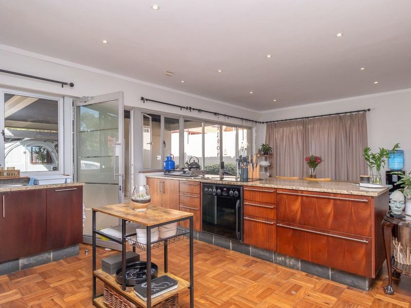 Spacious and secure 3 bedroom, 2 bathroom  house in proximity to Rosebank CBD and Parkhurst lifestyl - Photo 10
