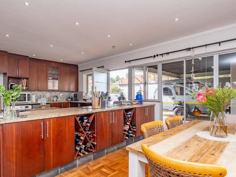 Spacious and secure 3 bedroom, 2 bathroom  house in proximity to Rosebank CBD and Parkhurst lifestyl - Photo 8