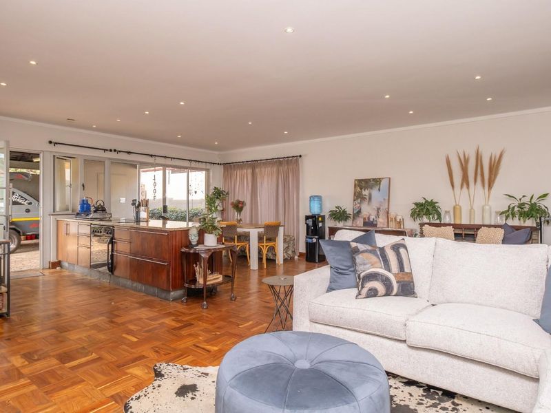 Spacious and secure 3 bedroom, 2 bathroom  house in proximity to Rosebank CBD and Parkhurst lifestyl - Photo 6