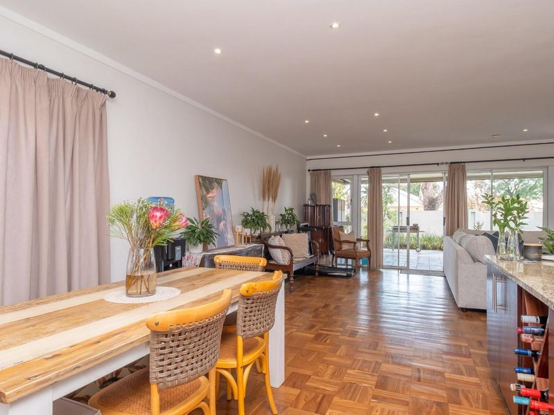 Spacious and secure 3 bedroom, 2 bathroom  house in proximity to Rosebank CBD and Parkhurst lifestyl - Photo 7