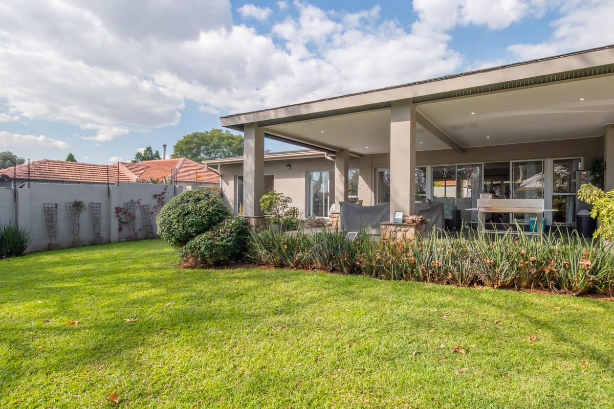 Spacious and secure 3 bedroom, 2 bathroom  house in proximity to Rosebank CBD and Parkhurst lifestyl - Photo 3