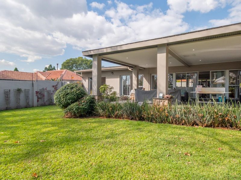 Spacious and secure 3 bedroom, 2 bathroom  house in proximity to Rosebank CBD and Parkhurst lifestyl - Photo 3