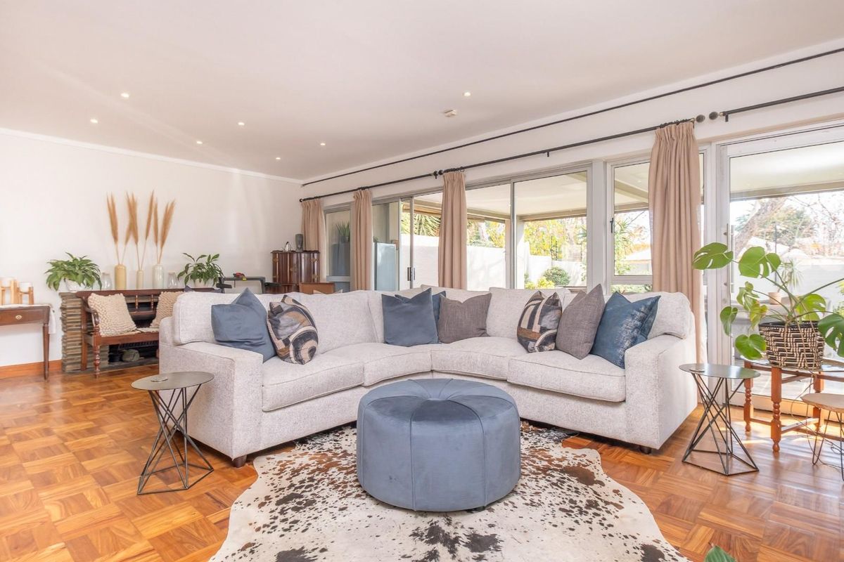 Spacious and secure 3 bedroom, 2 bathroom  house in proximity to Rosebank CBD and Parkhurst lifestyl - Photo 4
