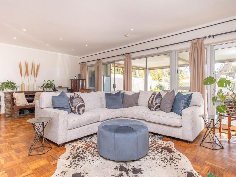 Spacious and secure 3 bedroom, 2 bathroom  house in proximity to Rosebank CBD and Parkhurst lifestyl - Photo 4