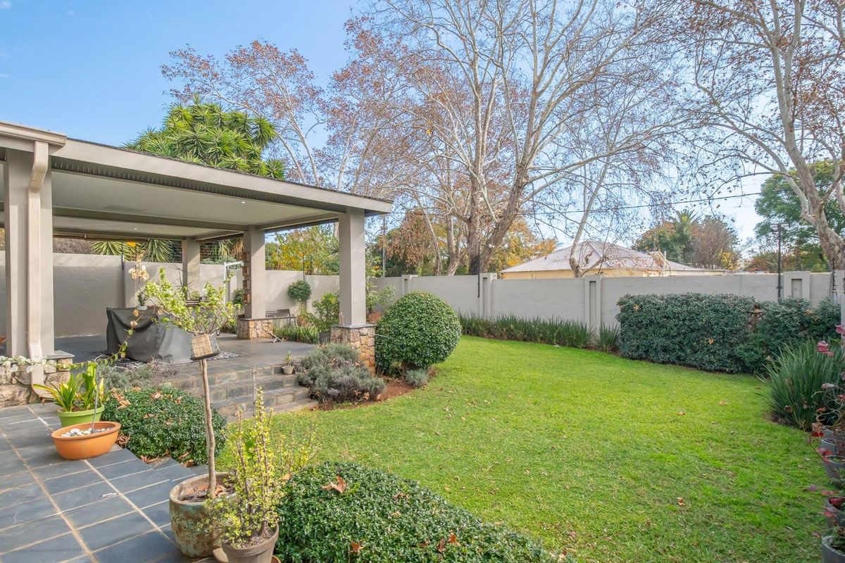 Spacious and secure 3 bedroom, 2 bathroom  house in proximity to Rosebank CBD and Parkhurst lifestyl - Photo 2