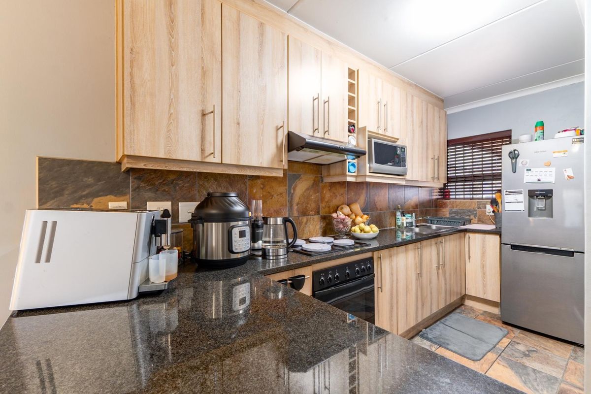 Modern 3 Bedroom Duplex in popular Schoongezicht park. Brackenfell FOR SALE at R2,295mill - Photo 5