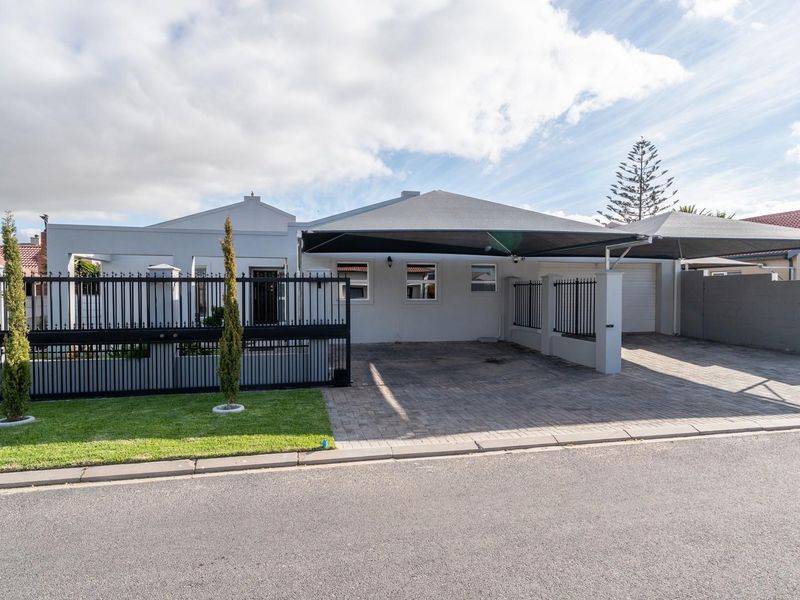 IMMACULATE FAMILY HOME WITH EVERY EXTRA IN PRIME PORT OWEN POSITION! - Photo 1
