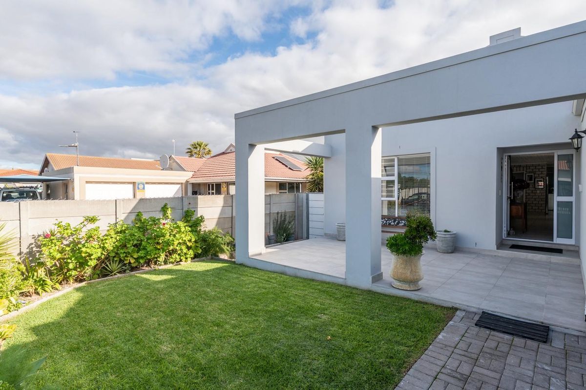 IMMACULATE FAMILY HOME WITH EVERY EXTRA IN PRIME PORT OWEN POSITION! - Photo 3