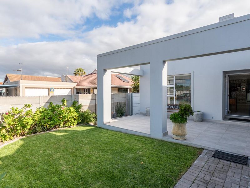 IMMACULATE FAMILY HOME WITH EVERY EXTRA IN PRIME PORT OWEN POSITION! - Photo 3