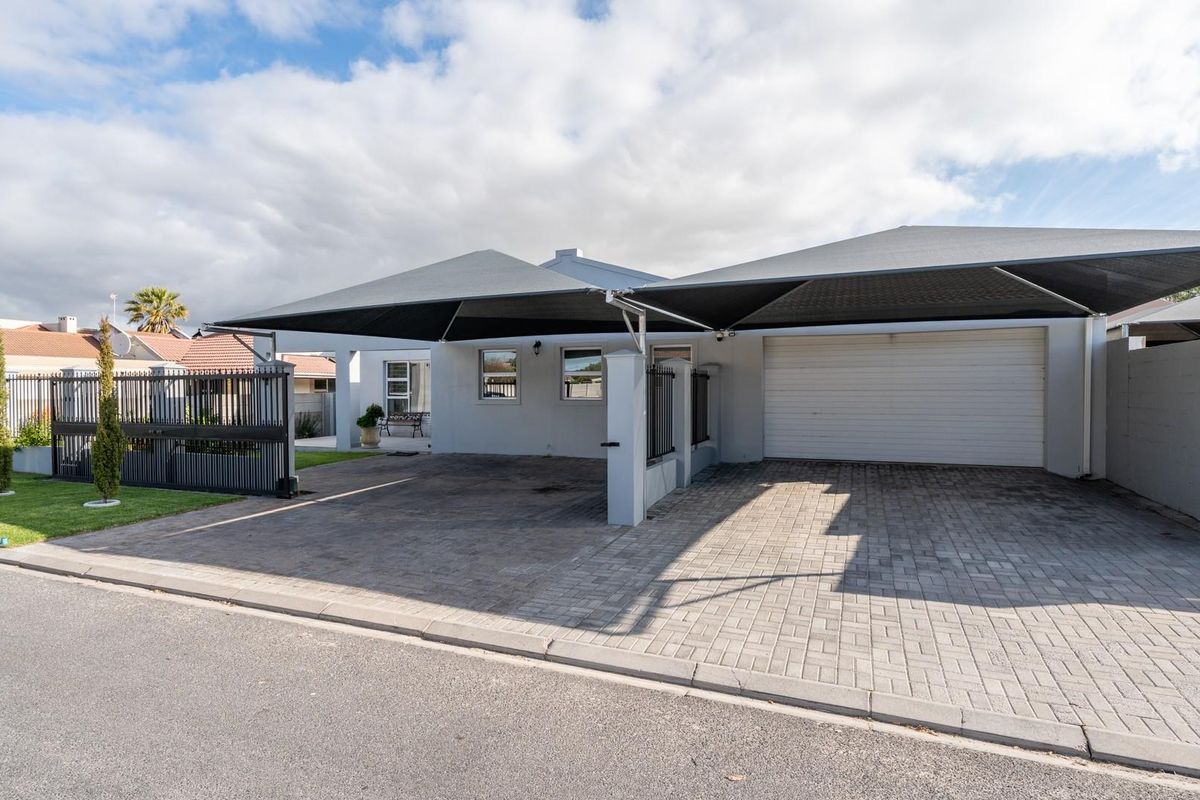 IMMACULATE FAMILY HOME WITH EVERY EXTRA IN PRIME PORT OWEN POSITION! - Photo 2