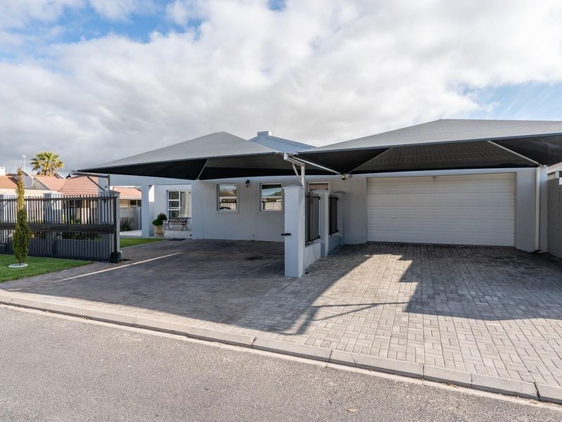 IMMACULATE FAMILY HOME WITH EVERY EXTRA IN PRIME PORT OWEN POSITION! - Photo 2