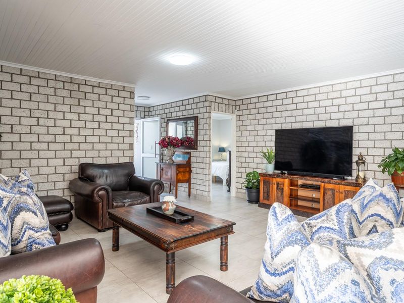 IMMACULATE FAMILY HOME WITH EVERY EXTRA IN PRIME PORT OWEN POSITION! - Photo 10
