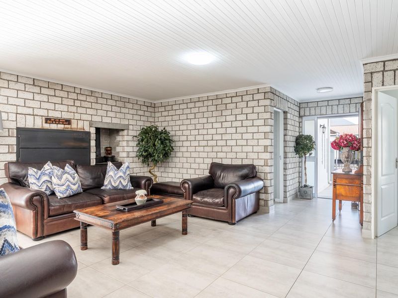 IMMACULATE FAMILY HOME WITH EVERY EXTRA IN PRIME PORT OWEN POSITION! - Photo 9