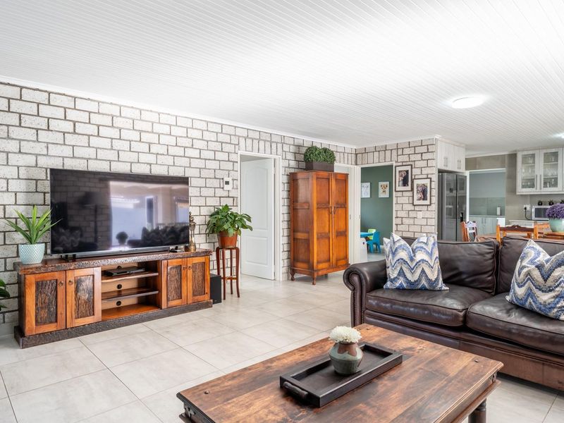 IMMACULATE FAMILY HOME WITH EVERY EXTRA IN PRIME PORT OWEN POSITION! - Photo 8