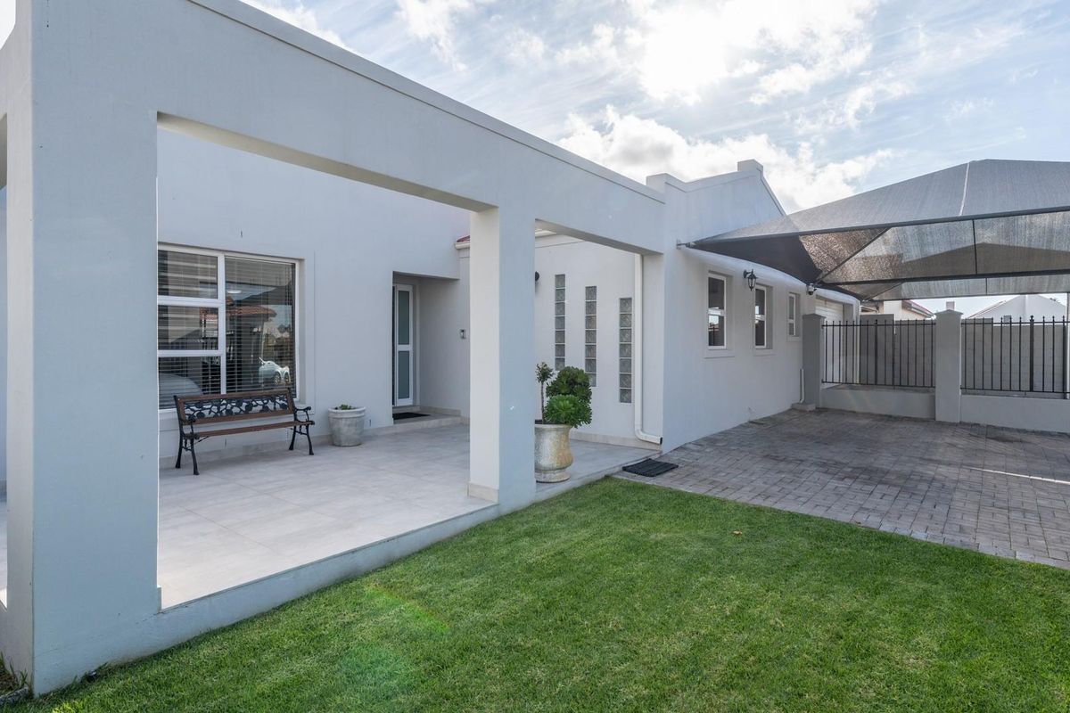 IMMACULATE FAMILY HOME WITH EVERY EXTRA IN PRIME PORT OWEN POSITION! - Photo 4