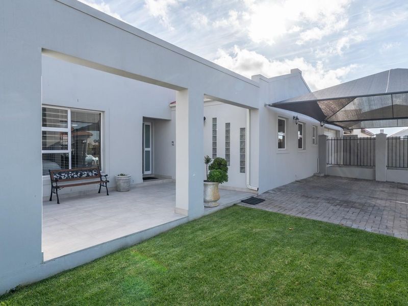 IMMACULATE FAMILY HOME WITH EVERY EXTRA IN PRIME PORT OWEN POSITION! - Photo 4