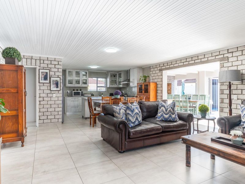 IMMACULATE FAMILY HOME WITH EVERY EXTRA IN PRIME PORT OWEN POSITION! - Photo 7