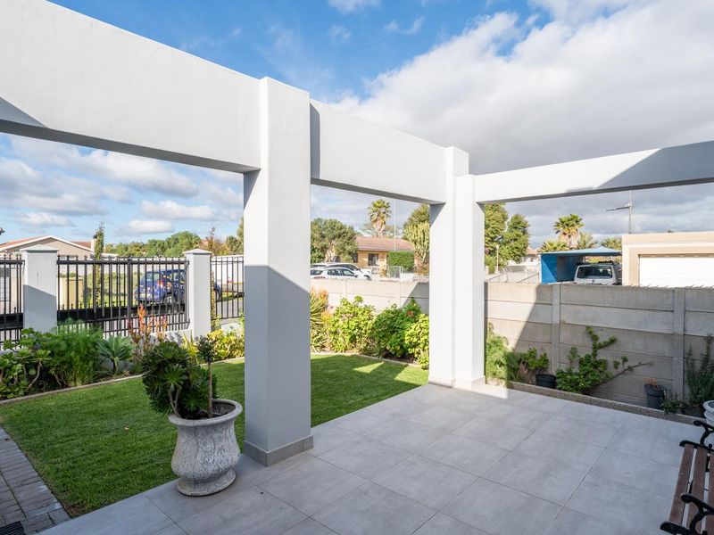 IMMACULATE FAMILY HOME WITH EVERY EXTRA IN PRIME PORT OWEN POSITION! - Photo 6