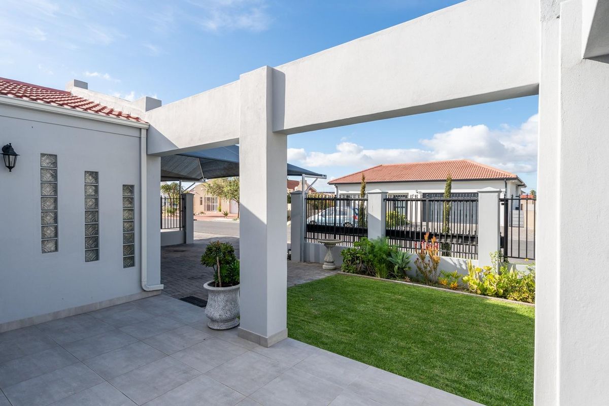IMMACULATE FAMILY HOME WITH EVERY EXTRA IN PRIME PORT OWEN POSITION! - Photo 5