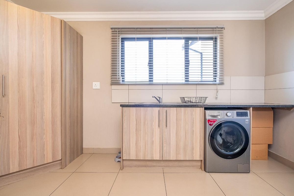 Pristine 2-bedroom, one bathroom apartment - Photo 4