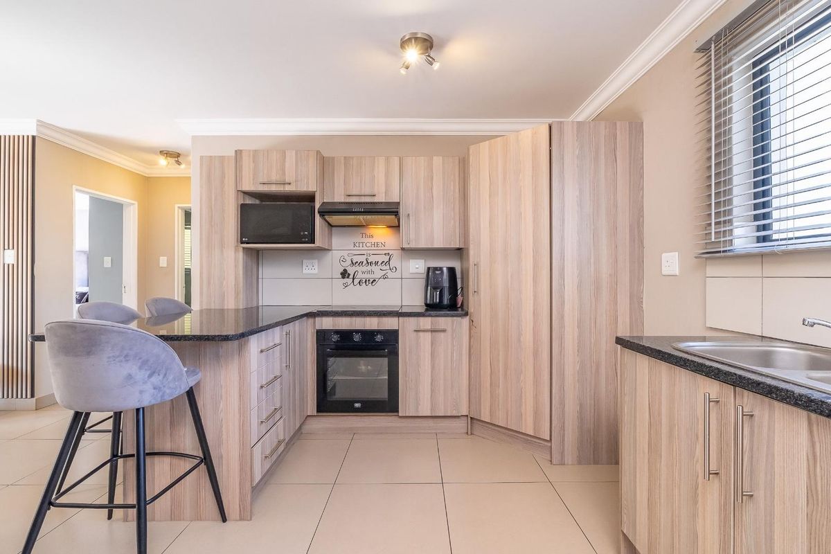 Pristine 2-bedroom, one bathroom apartment - Photo 2