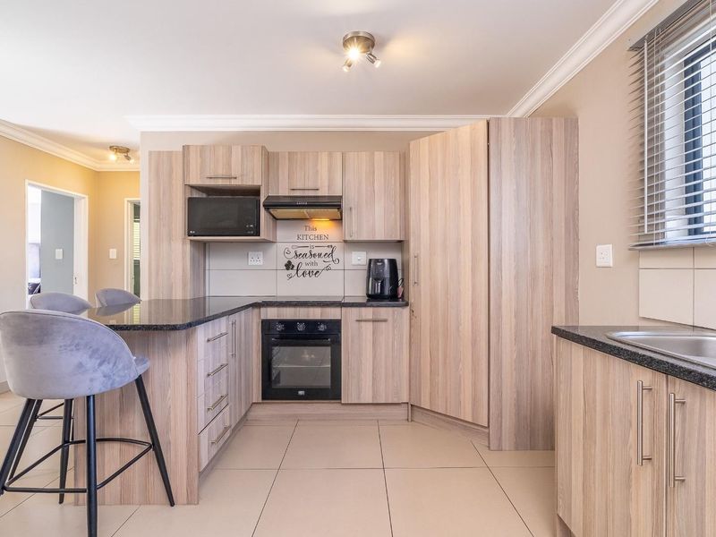 Pristine 2-bedroom, one bathroom apartment - Photo 2