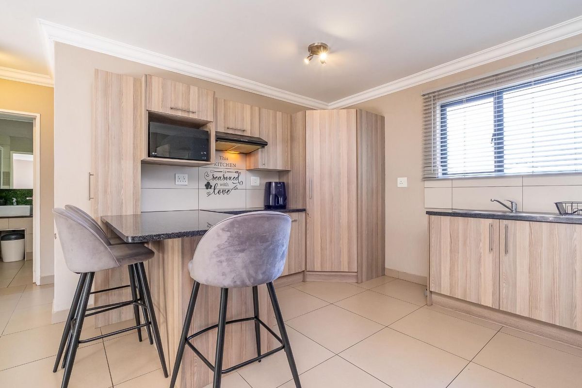 Pristine 2-bedroom, one bathroom apartment - Photo 3