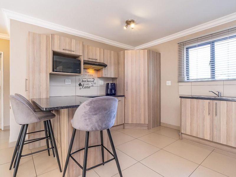 Pristine 2-bedroom, one bathroom apartment - Photo 3