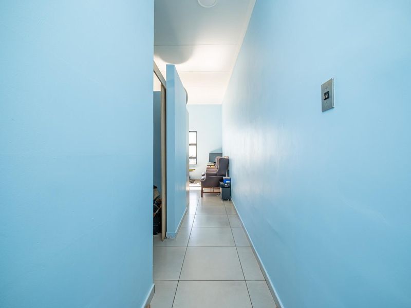 Stylish Top Floor 1-Bedroom Apartment with Stunning Views - Photo 1