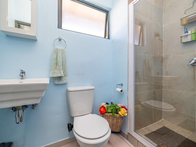 Stylish Top Floor 1-Bedroom Apartment with Stunning Views - Photo 10