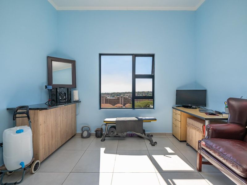 Stylish Top Floor 1-Bedroom Apartment with Stunning Views - Photo 7