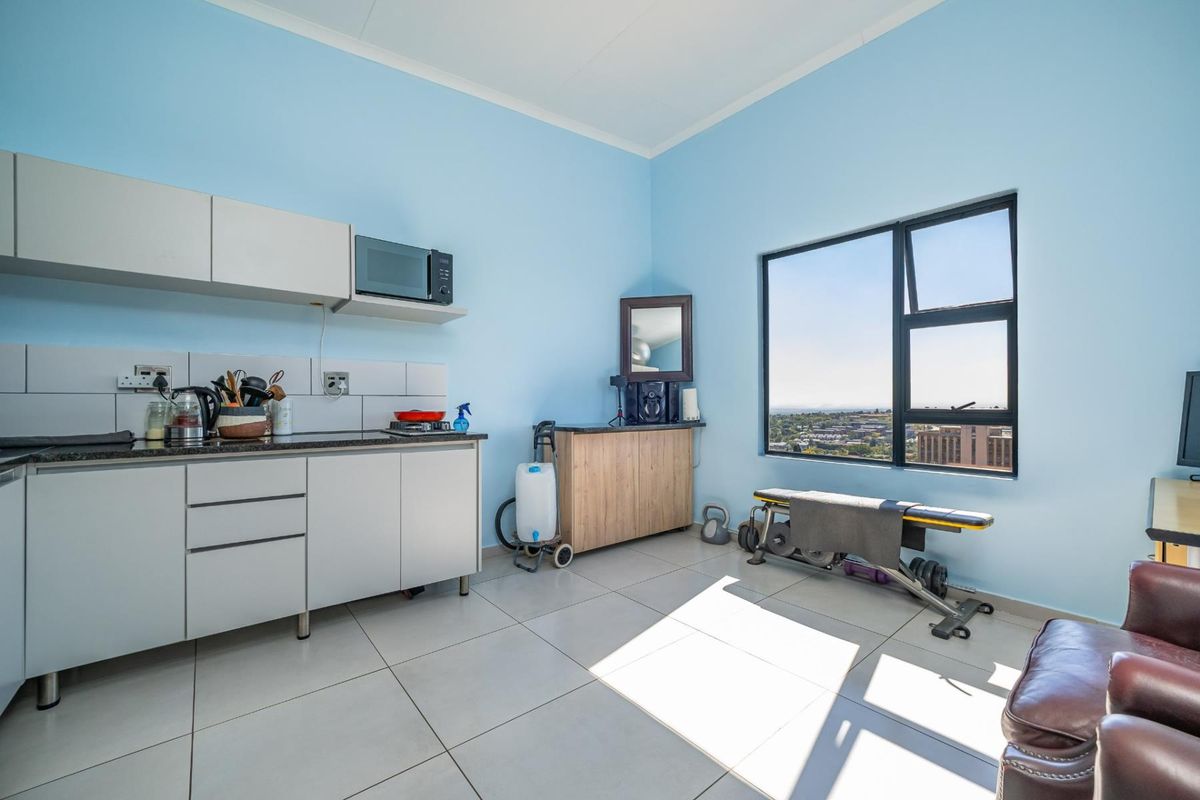 Stylish Top Floor 1-Bedroom Apartment with Stunning Views - Photo 2