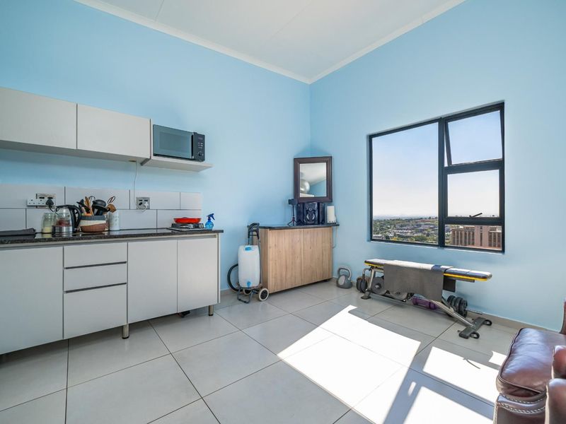 Stylish Top Floor 1-Bedroom Apartment with Stunning Views - Photo 2