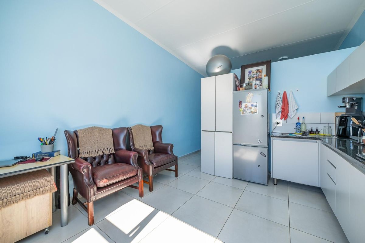 Stylish Top Floor 1-Bedroom Apartment with Stunning Views - Photo 5