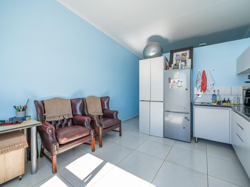 Stylish Top Floor 1-Bedroom Apartment with Stunning Views - Photo 5