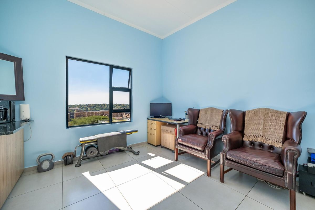 Stylish Top Floor 1-Bedroom Apartment with Stunning Views - Photo 4