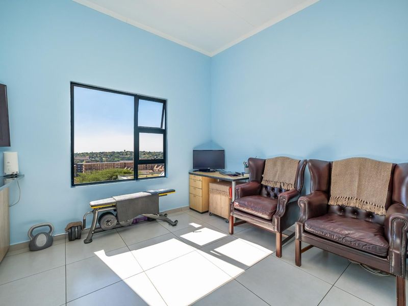 Stylish Top Floor 1-Bedroom Apartment with Stunning Views - Photo 4