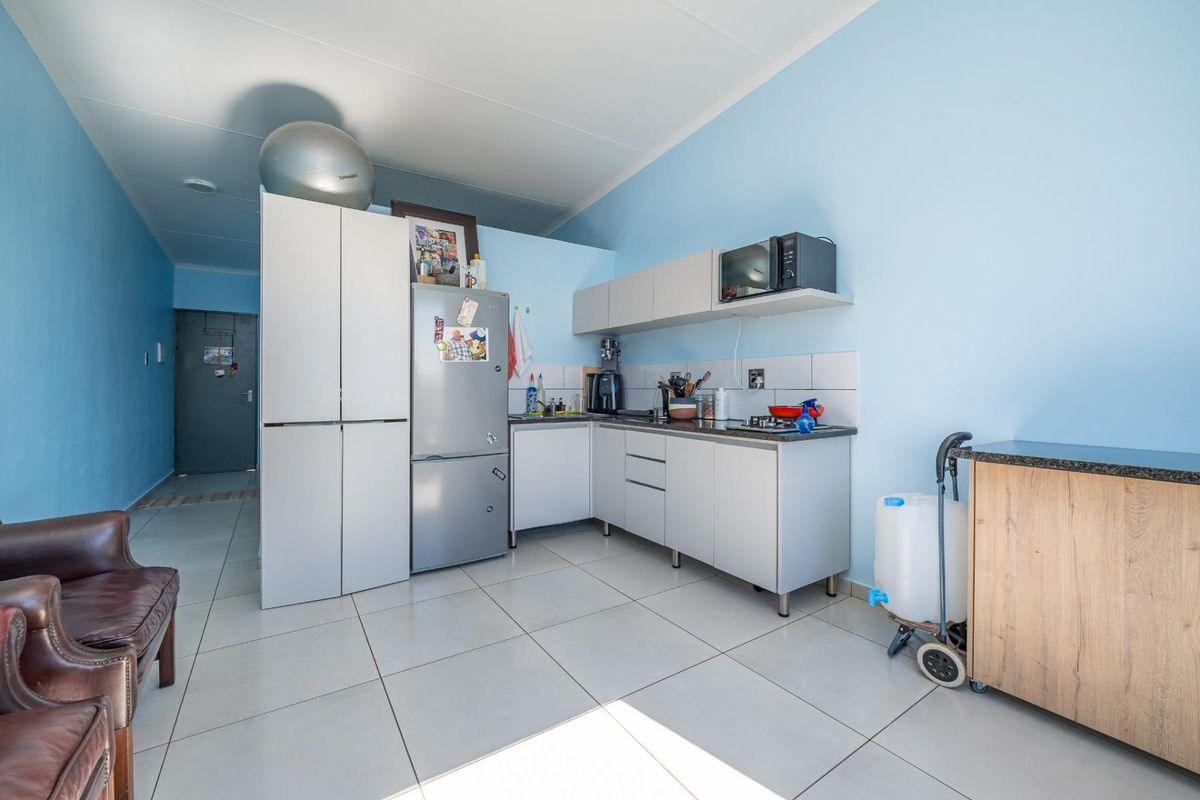 Stylish Top Floor 1-Bedroom Apartment with Stunning Views - Photo 3