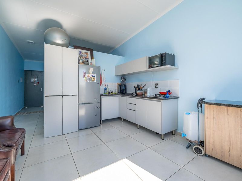 Stylish Top Floor 1-Bedroom Apartment with Stunning Views - Photo 3