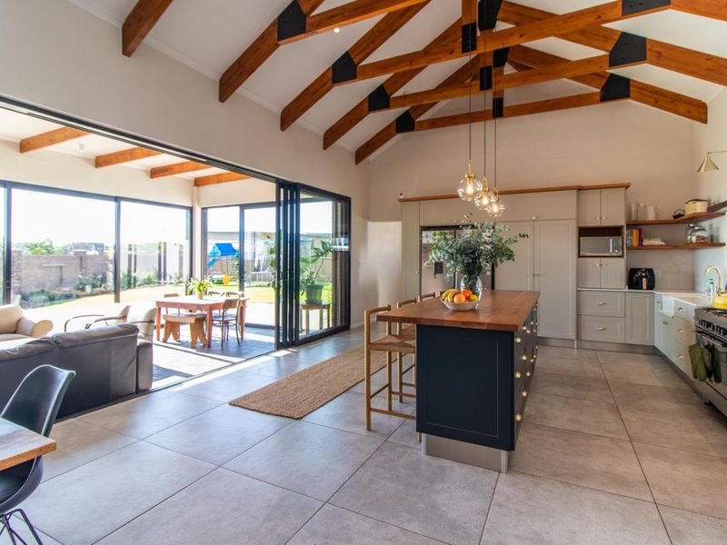Elegant Double-Story Family Home - Photo 4