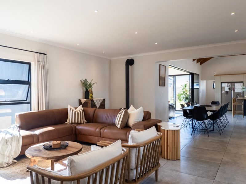 Elegant Double-Story Family Home - Photo 10