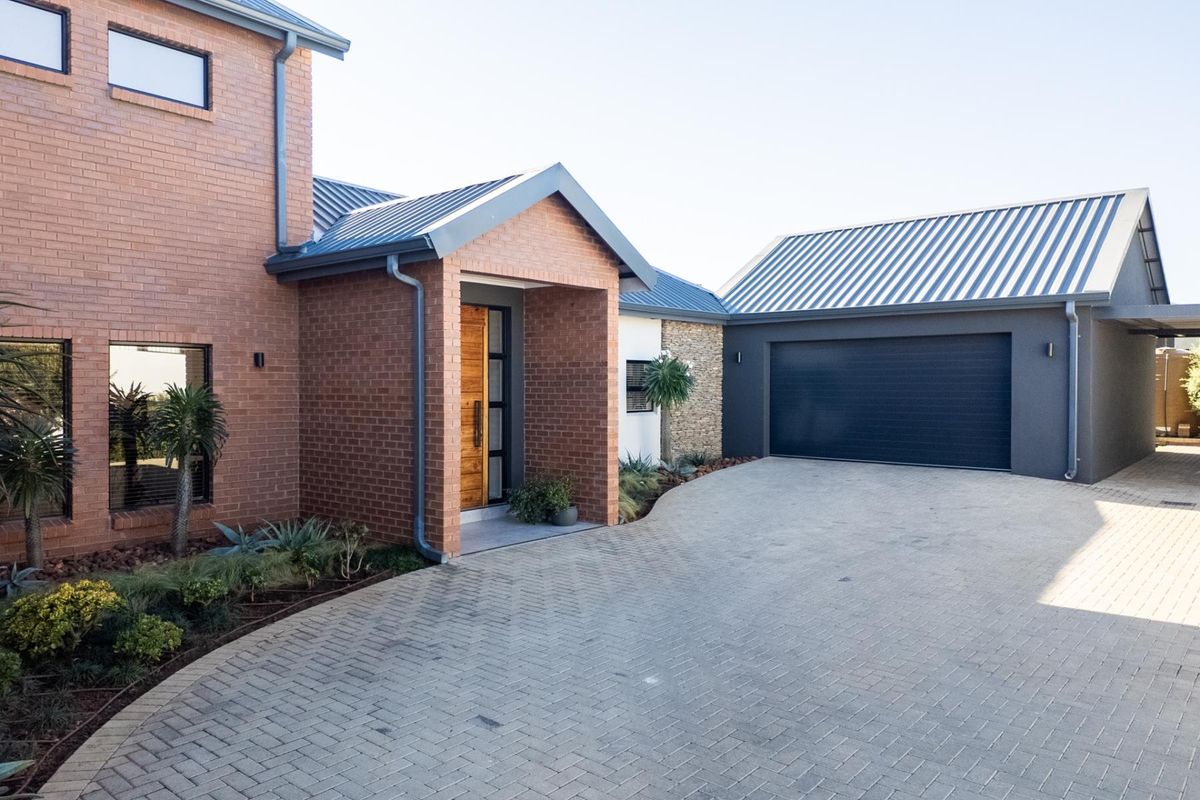 Elegant Double-Story Family Home - Photo 3