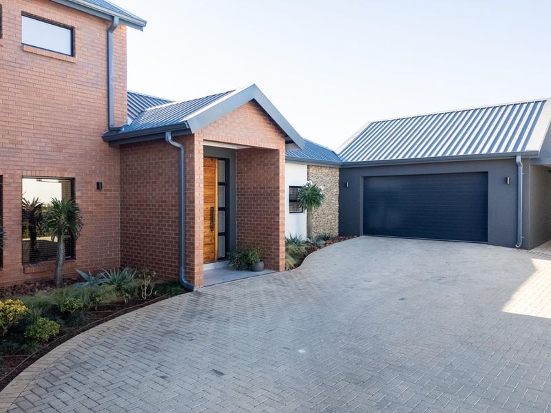 Elegant Double-Story Family Home - Photo 3