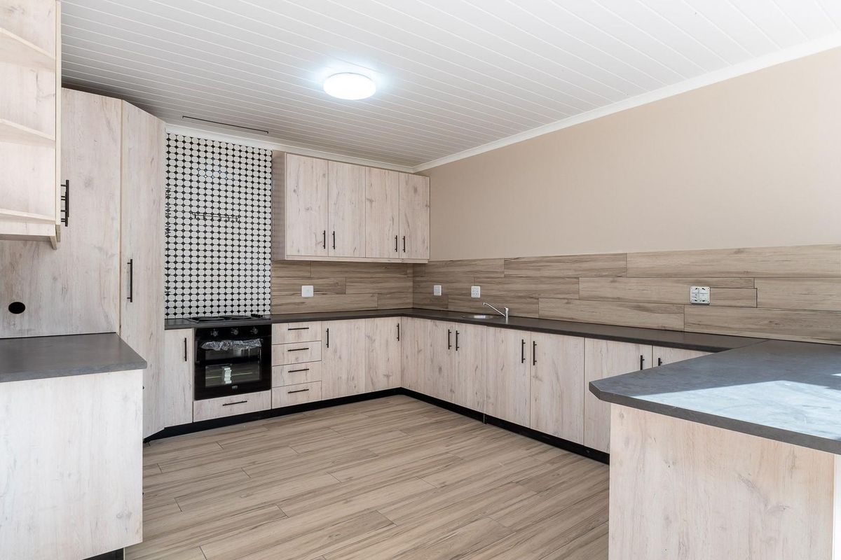 4 Bedroom family home - Photo 3